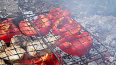 Izgara sebze. Doğrudan ateşte barbekü ızgara sebze.