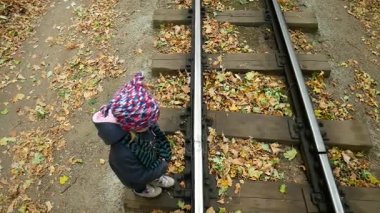Küçük kız düzgünce tren yolu haçlar. Video üst nokta.