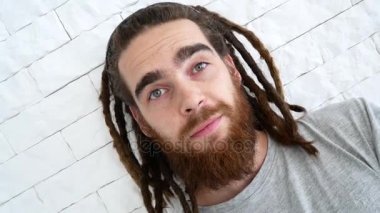 Çeşitli palyaçoluk kılıyor. Adam bükülmüş.