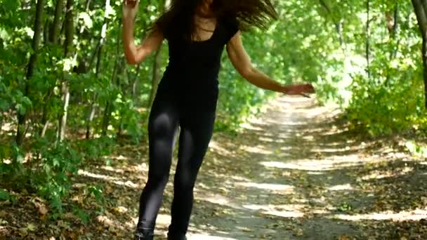 Jovem menina bonita fazendo esportes no parque. Uma mulher pula em sapatos especiais para a aptidão . — Vídeo de Stock