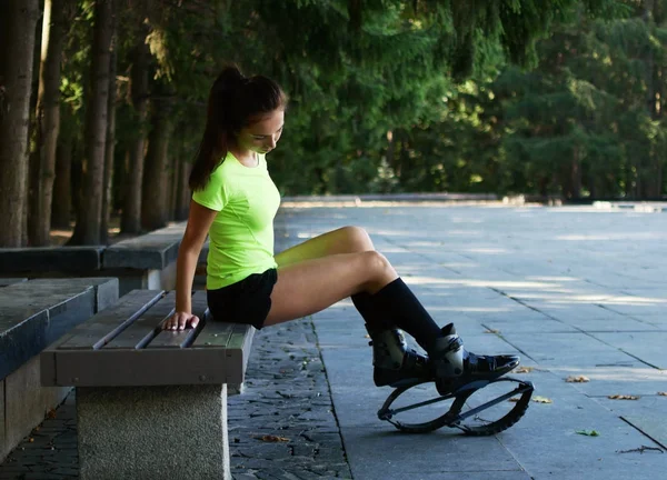 Fitnesstrainerin in speziellen Schuhen. Sportschuhe zum Springen. — Stockfoto