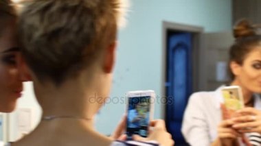 İki arkadaş bir selfie aynaya yakın olun. Gülüyor ve fotoğraf çekmeye etrafında kızlar aptal.