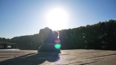 Anne ve kızı iskelede ve doğanın tadını çıkarın. Aile tatilleri.