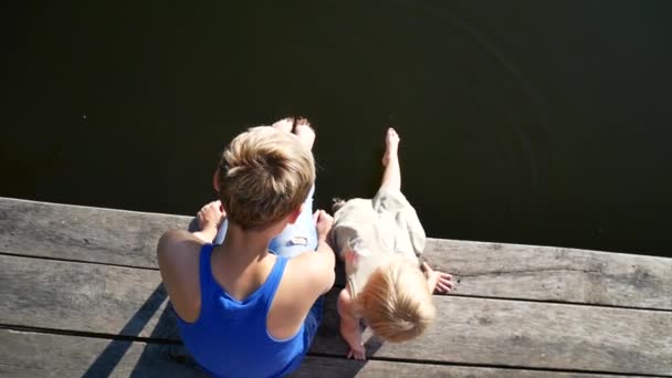 Maman et fille sur la jetée et profiter de la nature. Vacances en famille . — Video