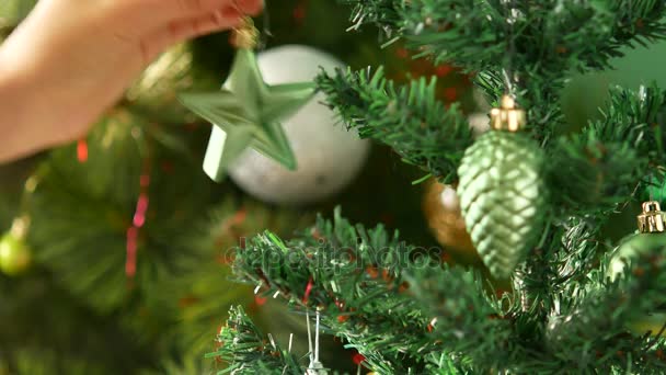 Décorations d'arbre de Noël pour la nouvelle année. L'étoile du Nouvel An est accrochée à un arbre . — Video