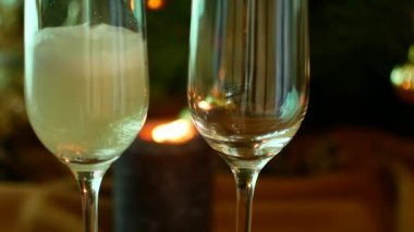 Noel akşamı. Şampanya gözlük. Mumlar ve bir Noel ağacı.