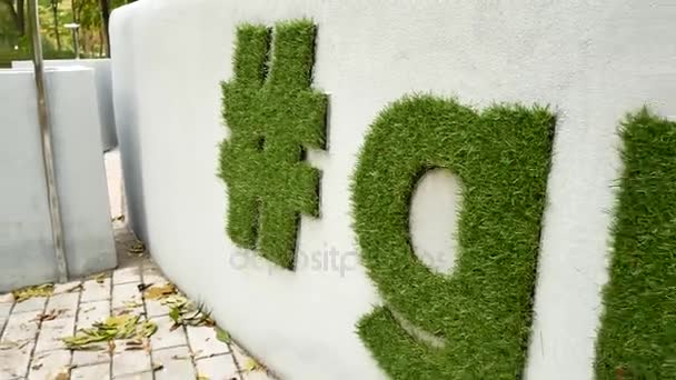 Il concetto di salvare la natura. Vai Green. Lettere verdi e hashtag dall'erba . — Video Stock