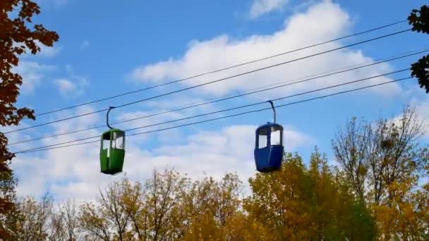 Temps d'attente d'un petit téléphérique. Cabines multicolores flottant contre le ciel bleu . — Video