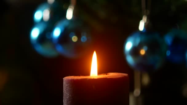 Jul kväll. Ljuset brinner på bakgrunden av trädet nyår. — Stockvideo