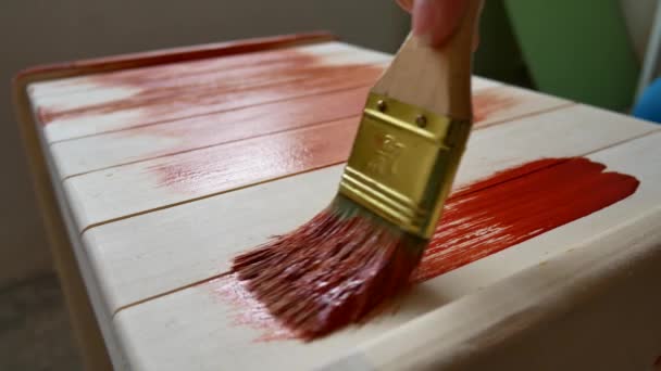 木工车间。保护清漆在木头上的应用. — 图库视频影像