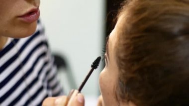 Makyöz makyaj istemci için yapar. Önemli bir olay için hazırlanıyor.