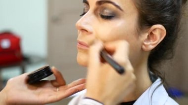 Makyöz makyaj istemci için yapar. Önemli bir olay için hazırlanıyor.