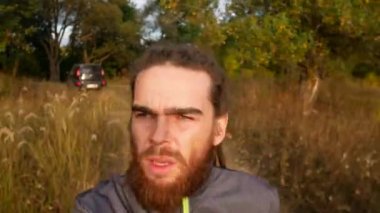 Sonbahar koşu. Eğitim kaçan bir adam. Bir koşucu portresi.