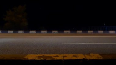 Yolda gece trafik. Arabaları geçmek ve yol aydınlatmak.