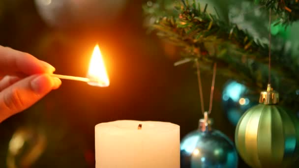 크리스마스 저녁입니다. 촛불 빛 시간. — 비디오
