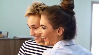 İki arkadaş bir selfie aynaya yakın olun. Gülüyor ve fotoğraf çekmeye etrafında kızlar aptal.