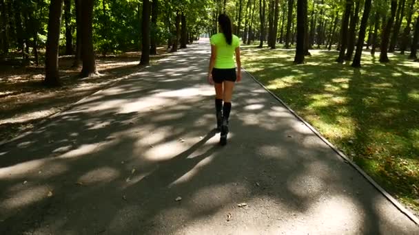 Joven chica hermosa haciendo deportes en el parque. Una mujer salta en zapatos especiales para la aptitud . — Vídeos de Stock