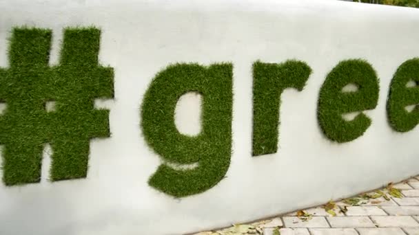 Het concept van het opslaan van aard. Go Green. Groene letters en hashtag van het gras. — Stockvideo