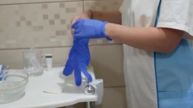 Eldiven laboratuvarda koyarak. Bilim adamı mavi eldiven giyer.