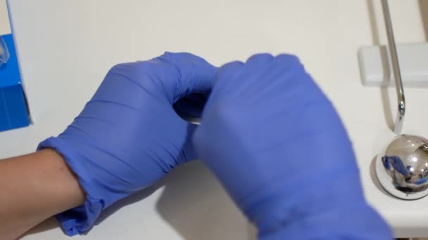 L'assistant de laboratoire compose la composition sur les bâtons de cotonus. Gros plan des mains avec des gants en laboratoire . — Video