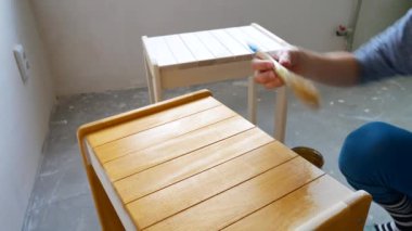 Ahşap Atölyesi. Ahşap üzerine koruyucu vernik uygulama.