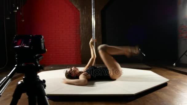 Una ragazza dalle gambe molto lunghe sta ballando sessualmente vicino al pilone. Pole Dance in tutta la sua gloria . — Video Stock
