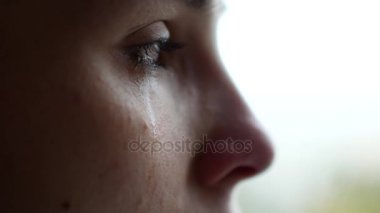Ağlayan bir kadın portresi. Kız çok üzgün, bu pencerenin dışındaki sonbahar yağmur. Depresyon ve yorgunluk