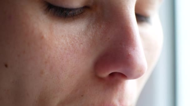 Retrato de una mujer que llora. La chica está muy molesta, la lluvia de otoño fuera de la ventana. Depresión y fatiga — Vídeos de Stock