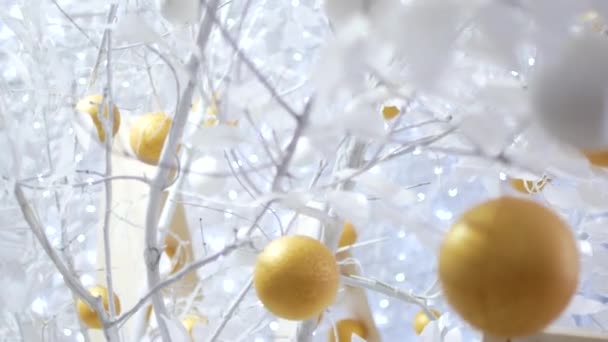 Decoración de Año Nuevo en colores blancos. Bolas como naranjas en árboles blancos como la nieve. El vídeo es adecuado para el fondo — Vídeo de stock