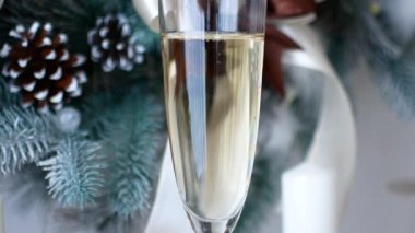 Noel ruhu. Bir bardak şampanya yılbaşı dekor evin içinde