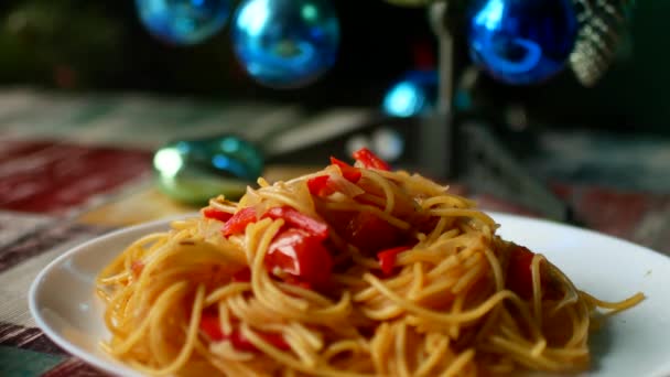Varm pasta på bordet. Nyårsmiddag — Stockvideo
