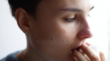 Ağlayan bir kadın portresi. Kız çok üzgün, bu pencerenin dışındaki sonbahar yağmur. Depresyon ve yorgunluk