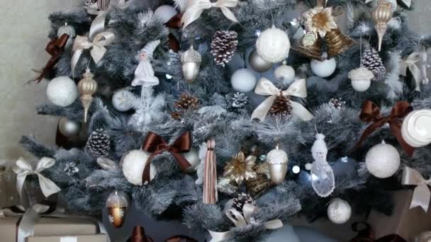 Publicar de abajo hacia arriba. Árbol de Navidad en decoraciones brillantes en toda su gloria — Vídeos de Stock