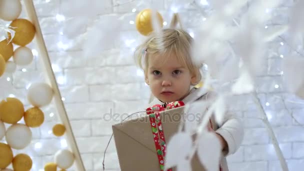 Bambina e regalo di Natale. Valori familiari — Video Stock