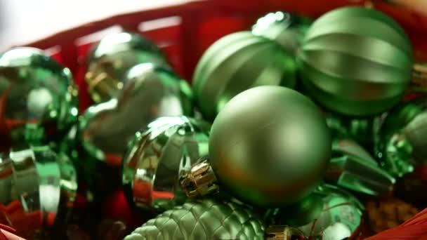 Decoração de uma árvore de Natal. A menina tira as bolas da cesta — Vídeo de Stock