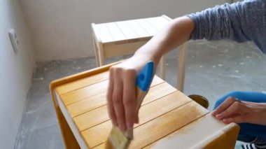 Ahşap Atölyesi. Ahşap üzerine koruyucu vernik uygulama.