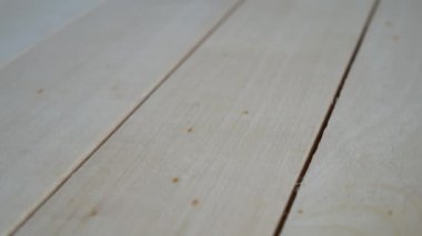 Ahşap Atölyesi. Ahşap üzerine koruyucu vernik uygulama.