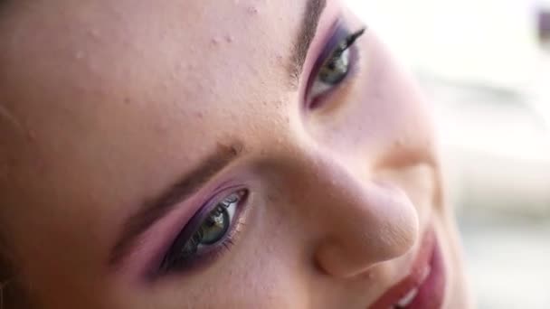 Mooi portret van een meisje. Video in slow motion. Een vrouw met een mooie make-up — Stockvideo