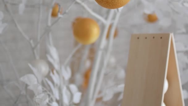 Новогодний декор в белых тонах. Яйца как апельсины на белоснежных деревьях. Видео подходит для фона — стоковое видео