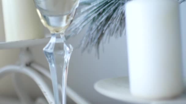 Esprit de Noël. Une coupe de champagne dans le décor du Nouvel An de la maison — Video