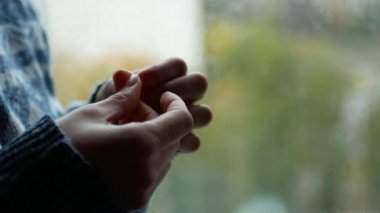 Sinir yorgun devlet. Kızın parmaklarını dokunursa, heyecanlandı. Onun yağmur pencerenin dışında. Belki de o sevilen biri için bekliyor