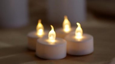 Elektrikli mum masaya vardır