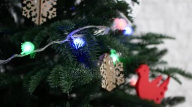 Ahşap oyuncaklar ve ışıklar ile güzel Noel ağacı