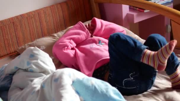 Une petite fille pleure sur le lit. L'enfant est très contrarié, il a une hystérie. — Video