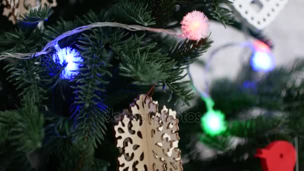 Gyönyörű karácsonyfa fények és Fajátékok