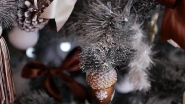 Bir Noel ağacı Noel süsleri. Evde şenlikli dekor