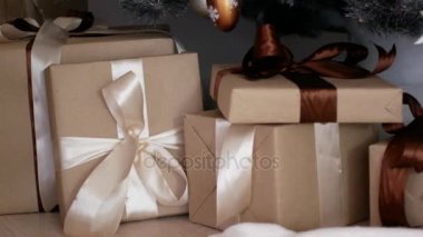 Yeni yıl hediyeleri Noel ağacının altında. Noel süsler deftere nakil