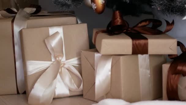 Πρωτοχρονιάτικα δώρα κάτω από το χριστουγεννιάτικο δέντρο. Απόσπαση Χριστουγεννιάτικα στολίδια — Αρχείο Βίντεο