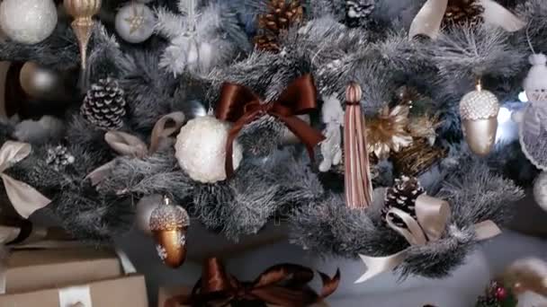 Decoraciones de Navidad en un árbol de Navidad. Decoración festiva en la casa — Vídeos de Stock