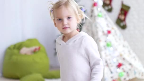 The child is carrying a gift to the camera. Christmas mood, the time of miracles and gifts — Stock Video